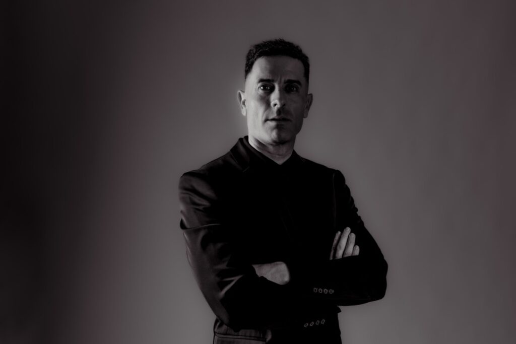 Néstor Mendoza, consultor de gestión y rentabilidad para peluquerías, de traje