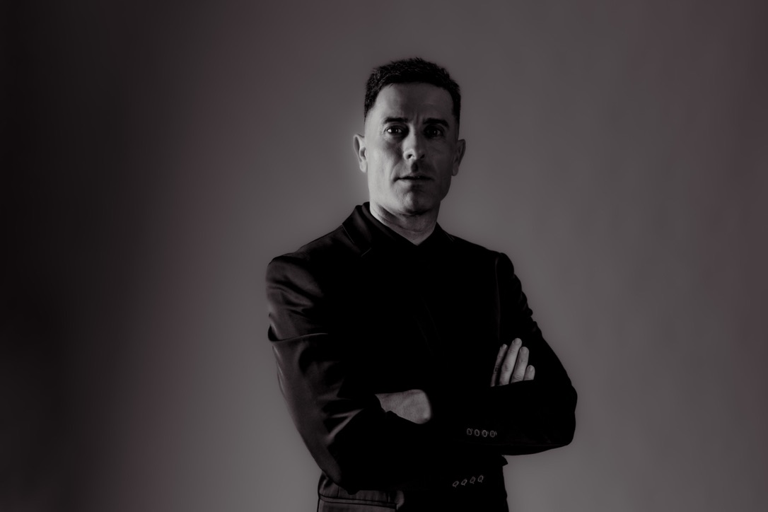 Néstor Mendoza, consultor de gestión y rentabilidad para peluquerías, de traje