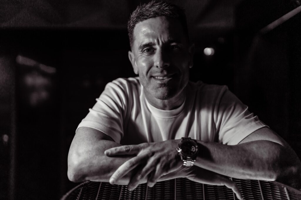 Néstor Mendoza, consultor de peluquerías y barberías, sonriendo