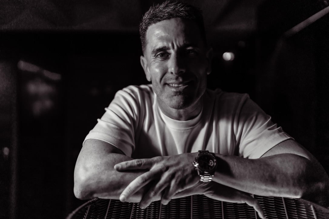 Néstor Mendoza, consultor de peluquerías y barberías, sonriendo